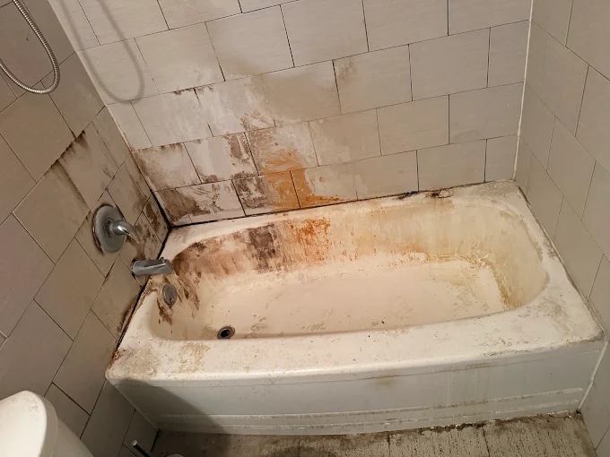 Bathtub before cleaning